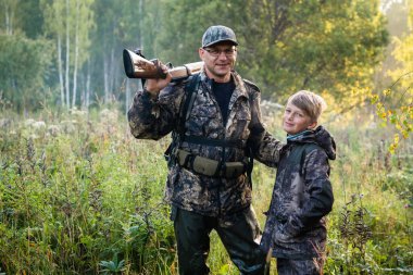 Babası oğluna silah güvenliğini ve doğada avlanmayı öğretiyor..