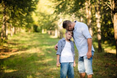 Baba oğul parkta ya da ormanda yürüyüşe çıkmışlar.