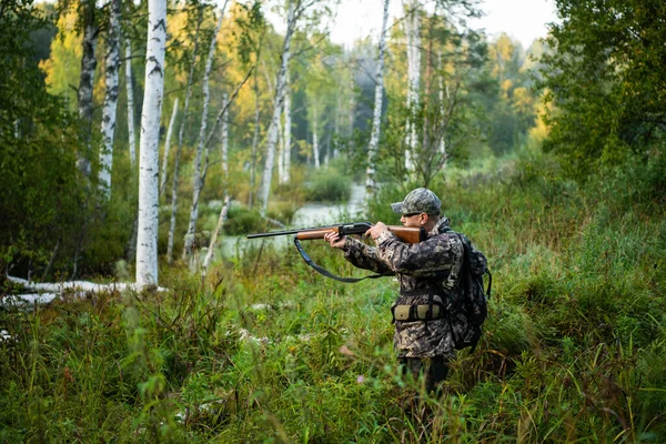 Hunter míří se zbraní na venkovní lov — Stock fotografie