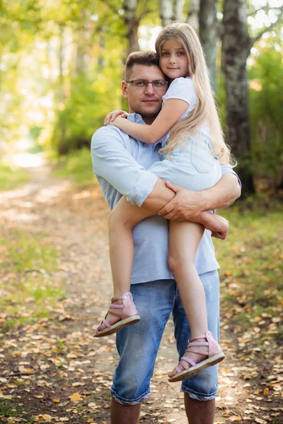 Father with her daughter in the park together looking at camera — Stock Photo, Image
