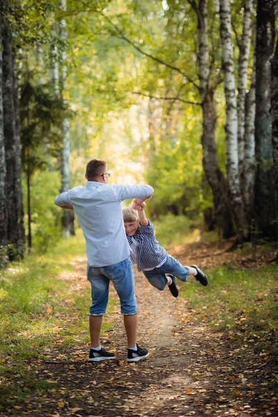 Pai e filho na floresta em um prado — Fotografia de Stock