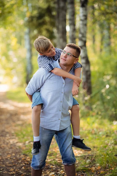 Un padre e un figlio nella foresta su un prato — Foto Stock