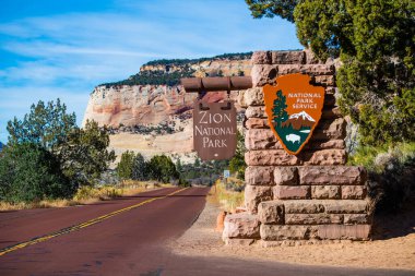 Zion Ulusal Parkı, Utah - 10 Kasım 2017: Zion Milli Parkı giriş tabelasının görüntüsü.
