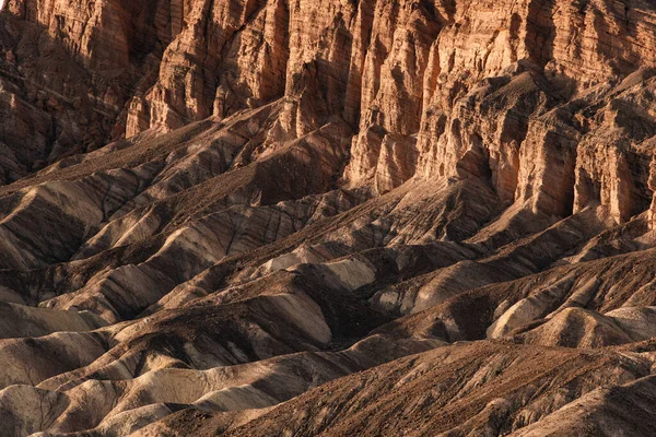 Czerwone skały w Parku Narodowym Dolina Śmierci tworzące marsjański krajobraz. — Zdjęcie stockowe