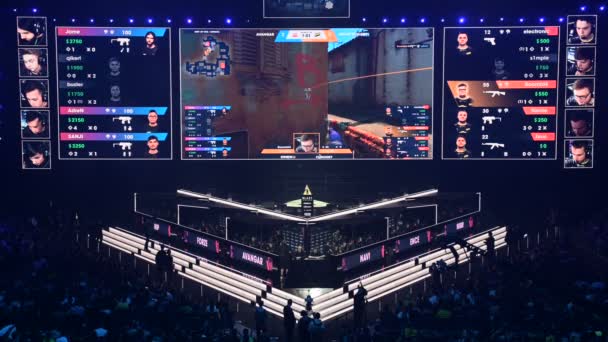 MOSCOW, RÚSSIA - 14 de setembro de 2019: esports Counter-Strike: Global Offensive event. Palco principal com uma tela grande mostrando os momentos do jogo de fósforos. Tribunos estão cheios de fãs de jogos de vídeo . — Vídeo de Stock