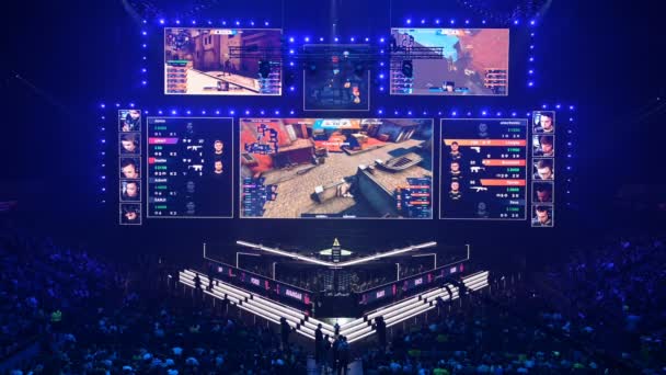 MOSKAU, RUSSLAND - 14. SEPTEMBER 2019: Veranstaltung Counter-Strike: Global Offensive. Hauptbühne, Beleuchtung, Beleuchtung, Großleinwand bei der Eröffnungsfeier. — Stockvideo