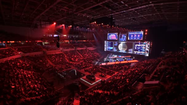 MOSCÚ, RUSIA - 14 DE SEPTIEMBRE DE 2019: esports Counter-Strike: Global Offensive event. Escenario principal con una gran pantalla que muestra los momentos del partido. Arena iluminada con un color rojo . — Vídeos de Stock