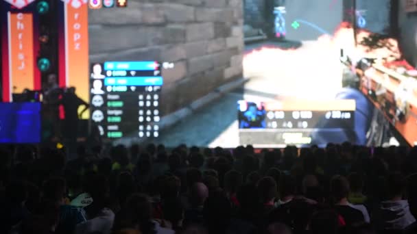 MOSCÚ - 23 DE DICIEMBRE DE 2019: evento de esports gaming. Lugar principal, muchos fans con carteles viendo el partido y apoyando a los equipos favoritos. Gran multitud en la arena . — Vídeo de stock