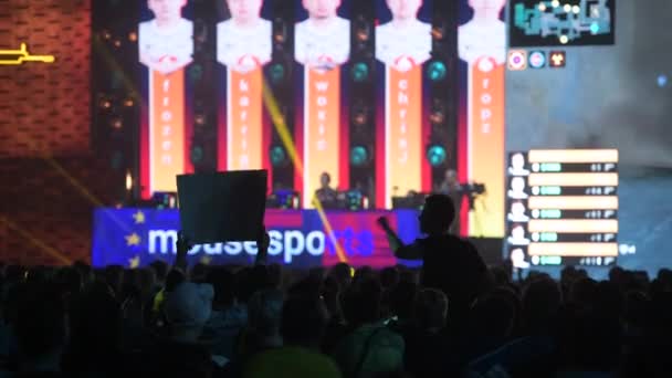 MOSCOW - 23 DE DEZEMBRO DE 2019: evento de esports. Muita gente num estádio. Grande local, jogadores em um palco, telas grandes com momentos de jogo sobre ele. Grande multidão em um estádio . — Vídeo de Stock