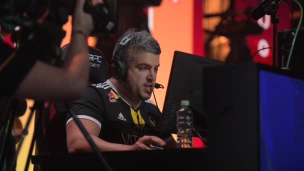 MOSCÚ - 23 DE DICIEMBRE DE 2019: esports professional gaming event. Miembro de un equipo francés Vitality jugador Cedric RpK Guipouy en un escenario durante el juego del torneo . — Vídeo de stock