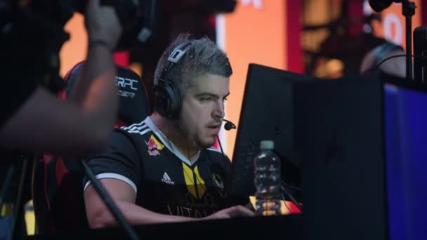 MOSCÚ - 23 DE DICIEMBRE DE 2019: esports professional gaming event. Miembro de un equipo francés Vitality jugador Cedric RpK Guipouy en un escenario durante el juego del torneo . — Vídeos de Stock