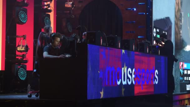 MOSCOW - DEZEMBRO 23 2019: evento de jogos profissionais da esports. Equipe de jogadores profissionais chamados Mousesports jogar jogo de torneio usando pc em um palco durante grande e evento desportivo . — Vídeo de Stock