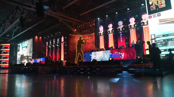 MOSCÚ - 23 DE DICIEMBRE DE 2019: evento de esports gaming. Lugar principal, muchos fans con carteles viendo el partido y apoyando a los equipos favoritos. Gran multitud en la arena . — Vídeo de stock