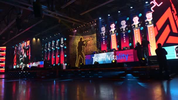 MOSCOW - 23th DECEMBER 2019: esports event. Big crowd on a stadium. Panoramic shot of a big venue, players on a stage, big screens with a game moments on it. Big crowd on a stadium. — Stock Video