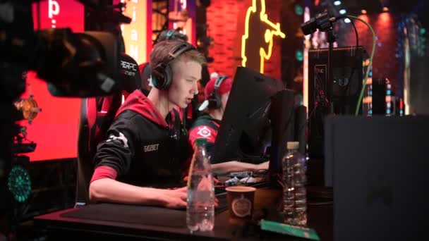 MOSCA - 23 DICEMBRE 2019: esports Counter-Strike: Global Offensive event. Coach aiutare cyber sport professionista Martin stavn Lund su un palco durante la partita del torneo, dando un consiglio . — Video Stock