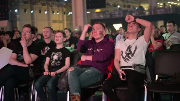 MOSCA - 23 DICEMBRE 2019: esports Counter-Strike: Global Offensive event. Ventilatore su un tribuno a tornei arena con le mani alzate . — Video Stock