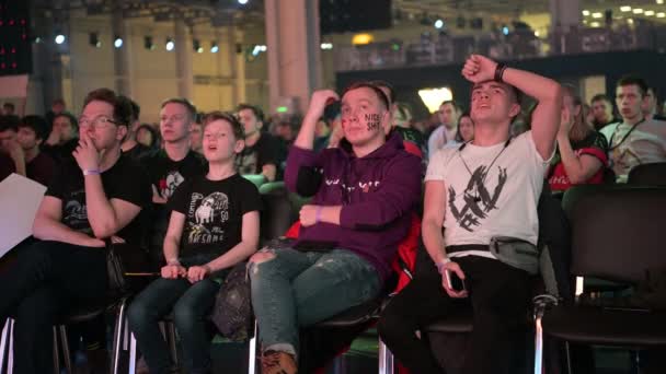 Moskou - 23 december 2019: begeleidt Counter-Strike: Global Offensive event. Fan op een tribune op toernooien arena met opgeheven handen. — Stockvideo