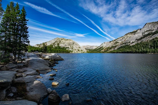 Klidné jezero Tenaya s modrou vodou a dokonalou oblohou v Yosemitském národním parku, Kalifornie, USA — Stock fotografie