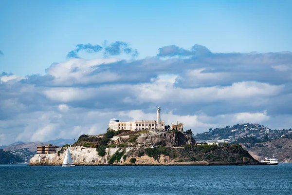 Visa på Alcatraz Island från pir 39. — Stockfoto