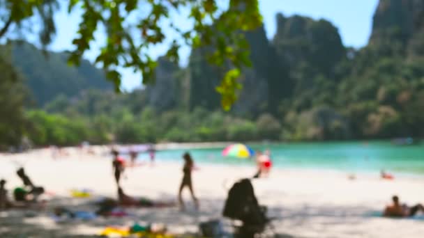 4k розмиті з фокусу кадри людей, які відпочивають на пляжі білого піску океану. Ідеальний спокійний фон або фон для подорожей або туризму . — стокове відео