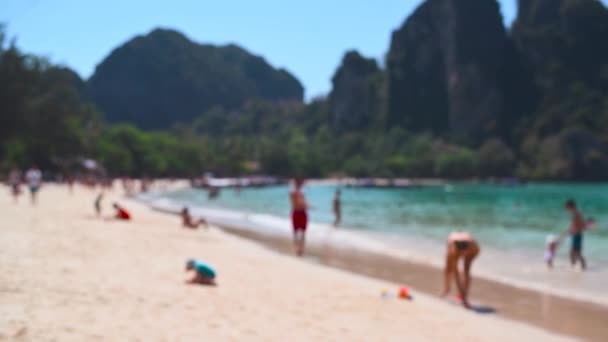 Suddig defocus panoramautsikt över havet sandstrand. Massor av turister koppla av vid kusten. Sommar semester suddig bakgrund. — Stockvideo