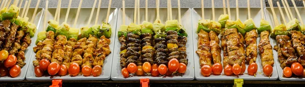 Grillspett av grillade grönsaker och kött på nattmarknaden, Thailand — Stockfoto