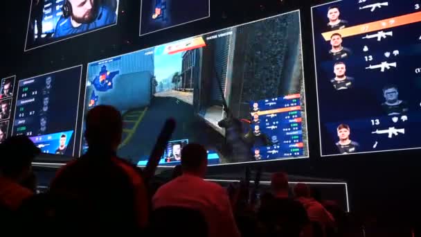 MOSCÚ, RUSIA - 14 DE SEPTIEMBRE DE 2019: esports Counter-Strike: Global Offensive event. Aficionados a las tribunas animando y apoyando a sus equipos favoritos . — Vídeos de Stock