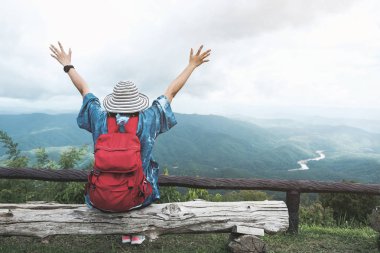 Hippi kız elleriyle sevinç yaymak ve ilham en yüksek Dağı'nda Tayland'da seyir sırt çantası ile. Sağlık ve duygu iyi kavramı. 