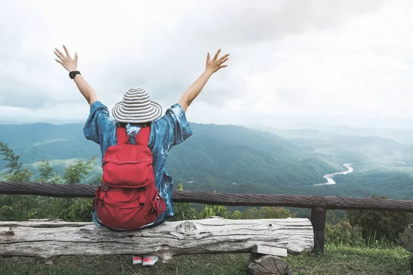Hippi kız elleriyle sevinç yaymak ve ilham en yüksek Dağı'nda Tayland'da seyir sırt çantası ile. Sağlık ve duygu iyi kavramı. 