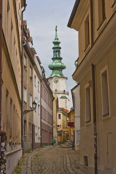 Узкая кривая улица Братиславы — стоковое фото