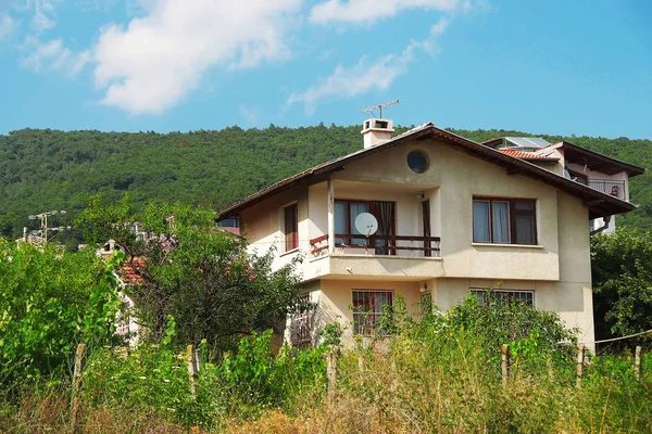 House in the Balkan mountains in Bulgaria in a picturesque locat — Stock Photo, Image