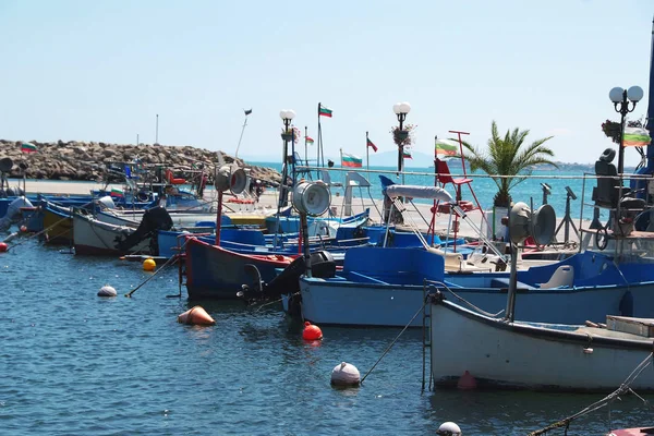 Barche da pesca al porto turistico in Bulgaria sul mare — Foto Stock