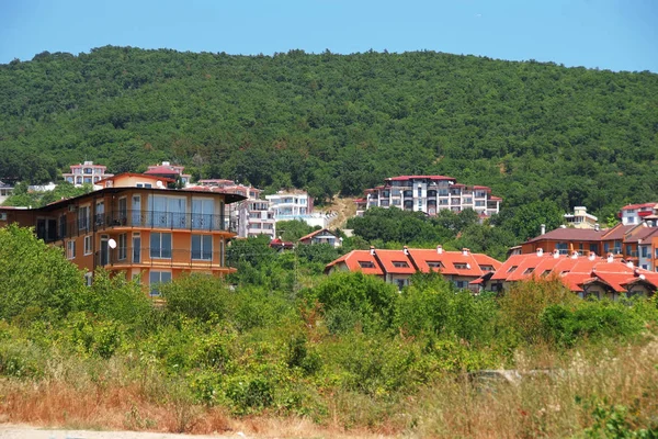 Panorama das belas casas e telhados vermelhos do Mou dos Balcãs — Fotografia de Stock