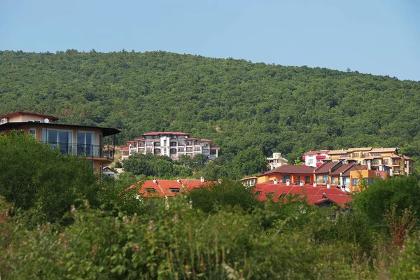 Panorama de las hermosas casas y tejados rojos de los Balcanes mou — Foto de Stock