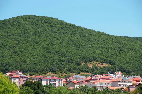 Panorama das belas casas e telhados vermelhos do Mou dos Balcãs — Fotografia de Stock