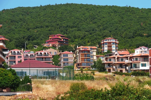 Panorama delle belle case e tetti rossi del mou balcanico — Foto Stock