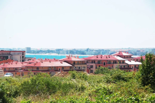 Panorama krásných domů a červenými střechami, moře B — Stock fotografie