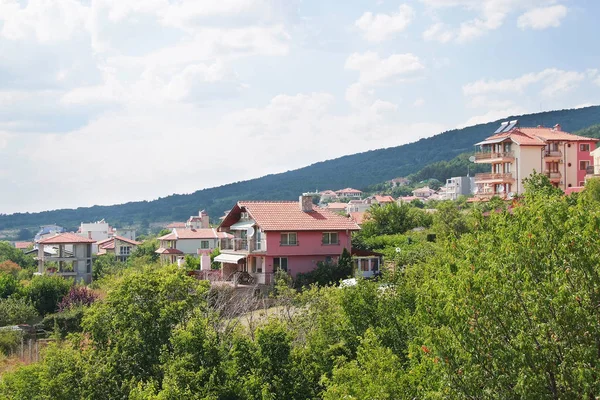Panorama delle belle case e tetti rossi del mou balcanico — Foto Stock