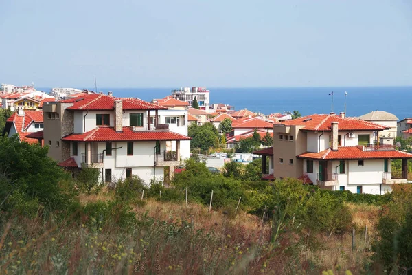 Panorama de las hermosas casas y techos rojos, el mar de la B — Foto de Stock