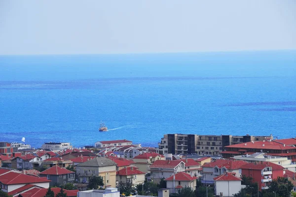 Panoraması güzel evler ve kırmızı çatılar, deniz b
