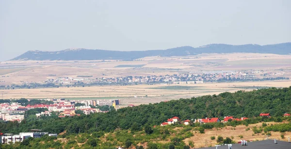 Güzel evler ve Balkan mou kırmızı çatılar Panoraması — Stok fotoğraf