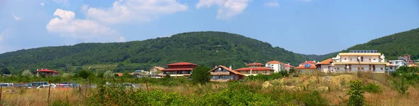 ブルガリア サン Vl でバルカン山脈の小さなリゾートの町 — ストック写真