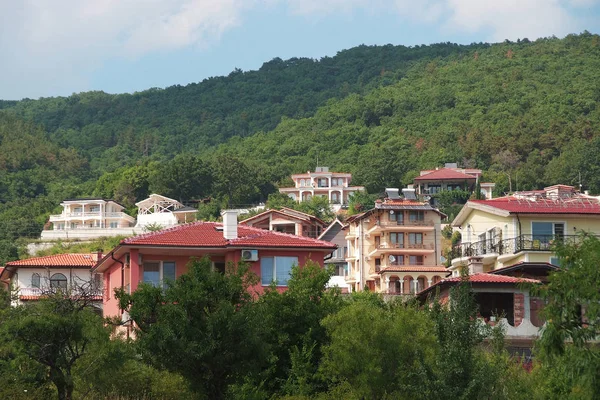 Panorama das belas casas e telhados vermelhos do Mou dos Balcãs — Fotografia de Stock