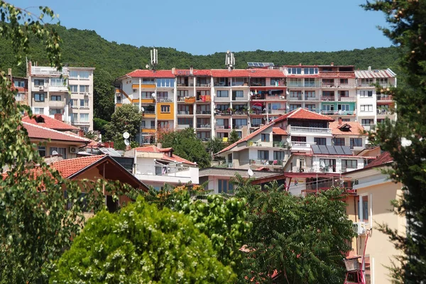 Güzel evler ve Balkan mou kırmızı çatılar Panoraması