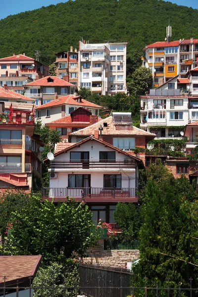 Panorama de las hermosas casas y tejados rojos de los Balcanes mou — Foto de Stock