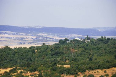 Güzel evler ve Balkan mou kırmızı çatılar Panoraması