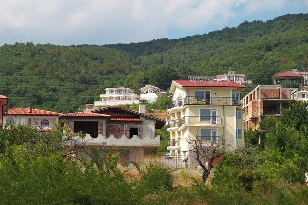Panorama de las hermosas casas y tejados rojos de los Balcanes mou — Foto de Stock