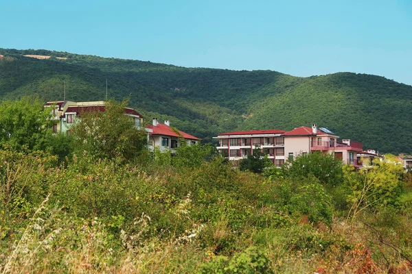 Panorama krásných domů a červenými střechami balkánské memoranda — Stock fotografie