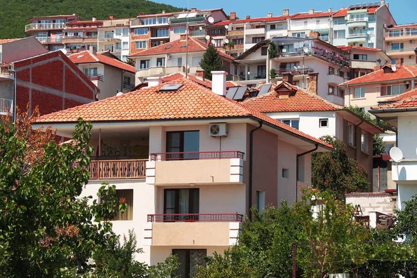 Güzel evler ve Balkan mou kırmızı çatılar Panoraması