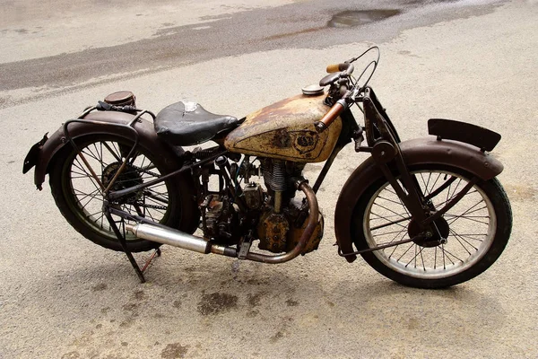 Um velho enferrujado retro vintage sujo alemão militar motocicleta trans — Fotografia de Stock